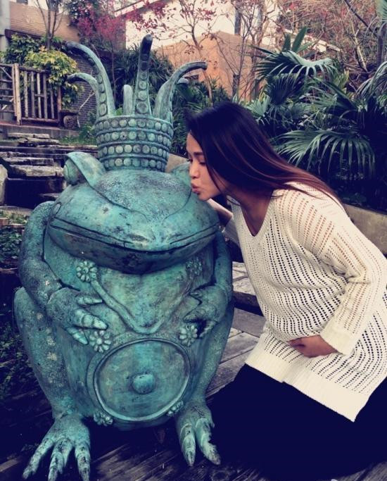 [视频]47岁伊能静挺孕肚出游 微博晒与儿子合影