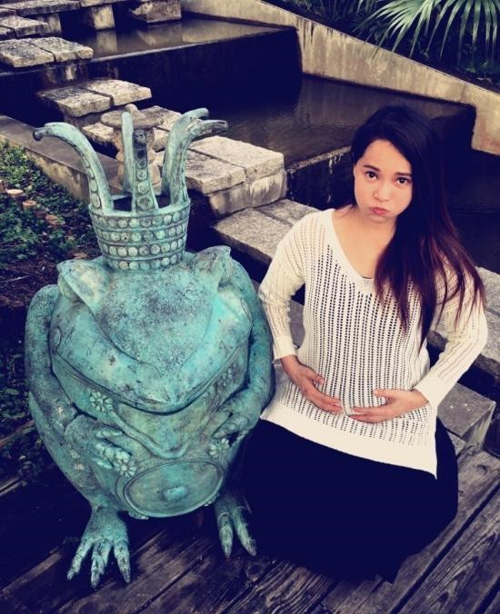 [视频]47岁伊能静挺孕肚出游 微博晒与儿子合影