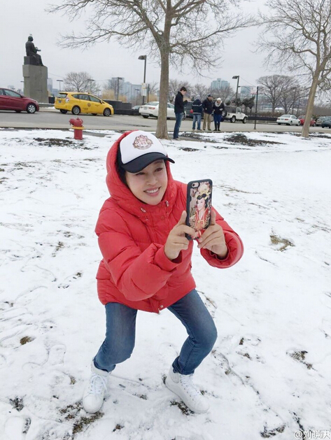 [视频]刘晓庆冰天雪地里凹造型 这次是要上天啊！