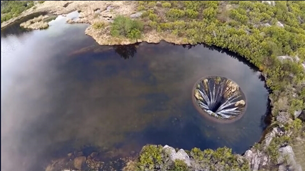 [视频]地球穿孔了？葡萄牙惊现湖面“破洞”
