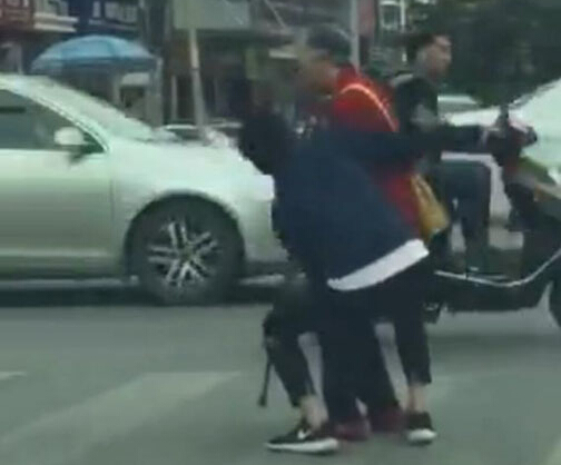 [视频] 福建：小伙“公主抱”送老太过马路