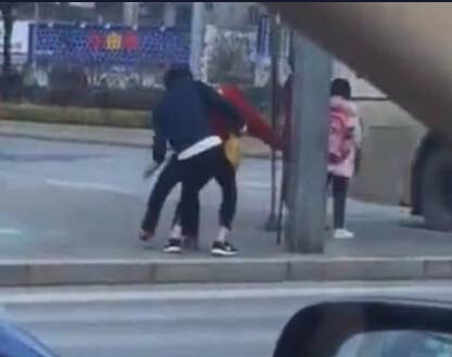 [视频] 福建：小伙“公主抱”送老太过马路