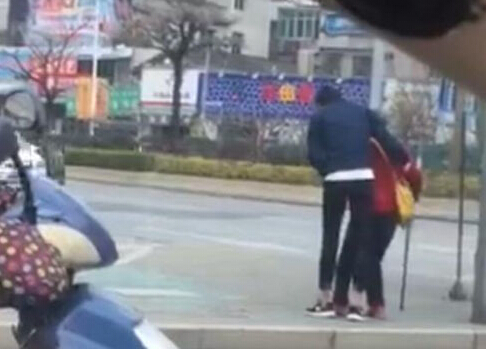 [视频] 福建：小伙“公主抱”送老太过马路