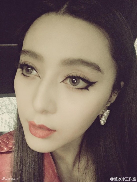 [视频]范冰冰妆容妖艳 出席巴黎时装周压轴大秀