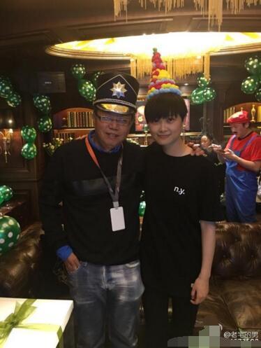 李宇春庆32岁生日 抱玩偶表情萌萌哒