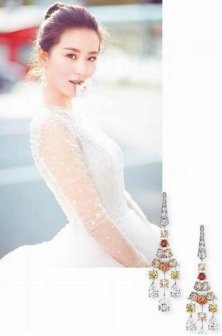 [视频]刘诗诗婚纱照珠宝价值72万 钻戒象征无限宠爱