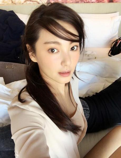 [视频]张雨绮晒美自拍 关注点却是膝盖淤青身后有人