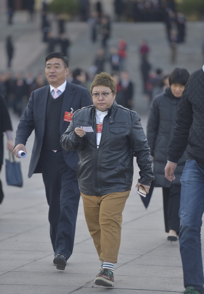 [视频]两会明星委员现身 宋祖英表情娇俏可爱