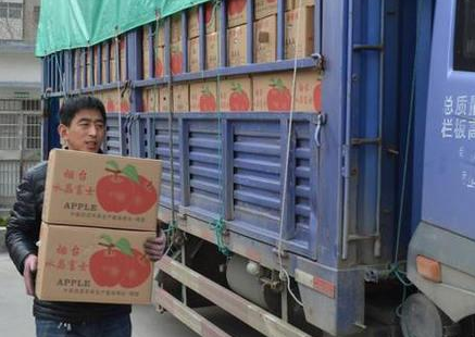[视频]农民为救女医院卖苹果 一天收入四万元