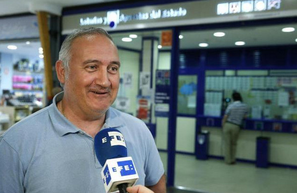 [视频]中国打工仔在西班牙中10亿彩票 和C罗成邻居