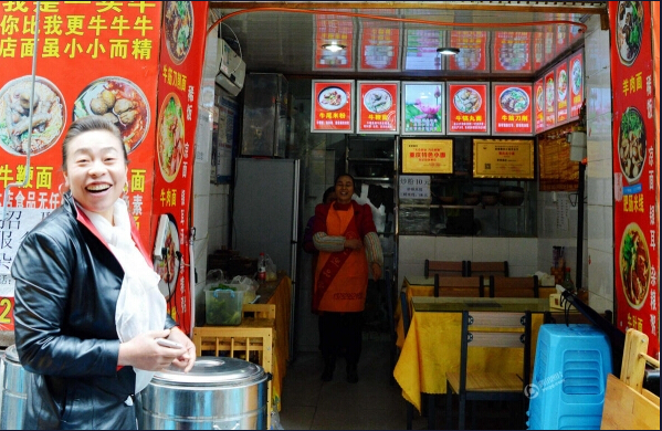 [视频]重庆街边小店现天价酸辣粉 158一碗惹争议