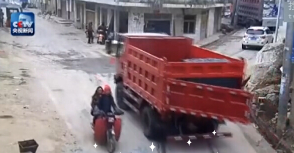 [视频]监拍货车厢门被甩开 撞翻对向摩托车上3人