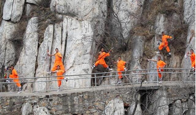 [视频]少林武僧千米悬崖“飞檐走壁” 神功遭质疑PS