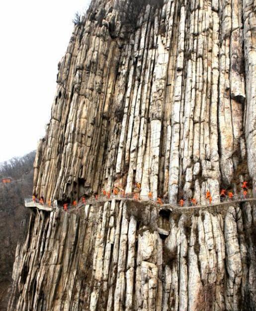 [视频]少林武僧千米悬崖“飞檐走壁” 神功遭质疑PS