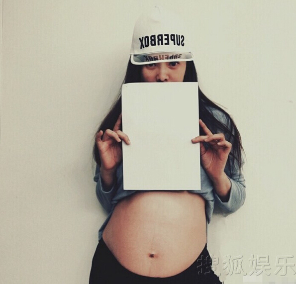 [视频]伊能静挺孕肚秀A4腰 嘻哈打扮似少女