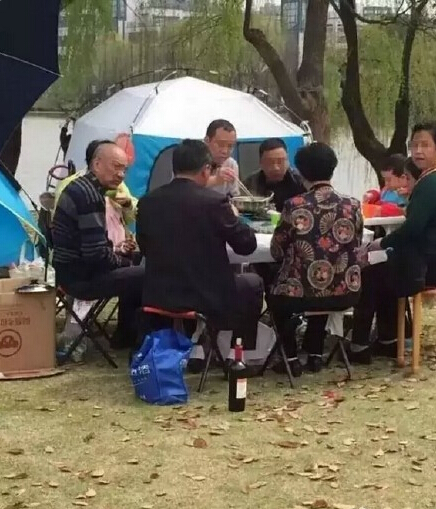 [视频]支起桌子架起锅 浙大草坪涮火锅