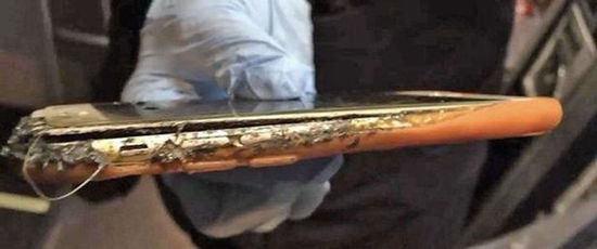 [视频]阿拉斯加航空客机惊险一幕：乘客iPhone窜起火苗