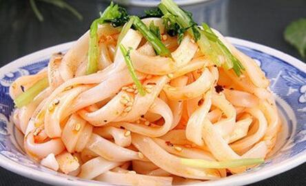 [视频]陕西小吃在巴黎爆红 一份擀面皮卖60元