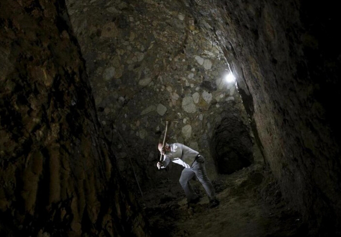 [视频]老人山上挖洞12年 打造一座地下宫殿