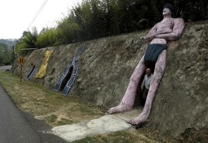 [视频]老人山上挖洞12年 打造一座地下宫殿