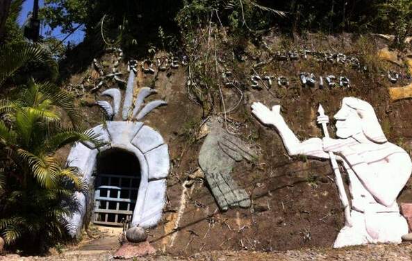 [视频]老人山上挖洞12年 打造一座地下宫殿