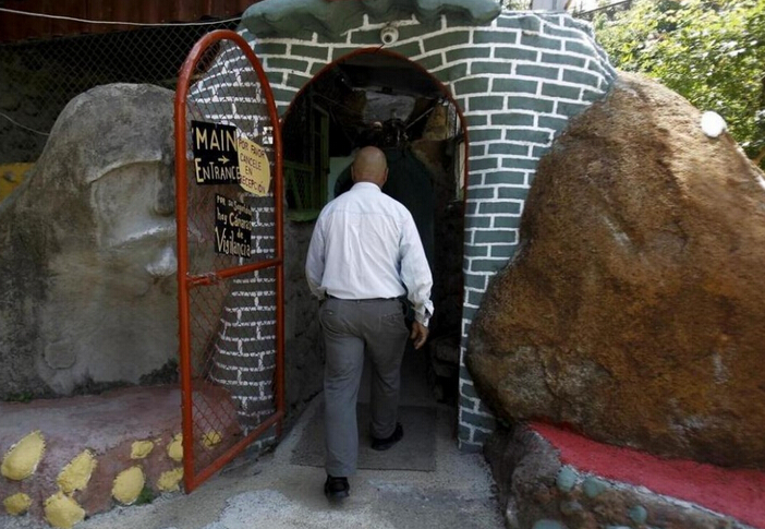 [视频]老人山上挖洞12年 打造一座地下宫殿