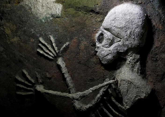 [视频]老人山上挖洞12年 打造一座地下宫殿