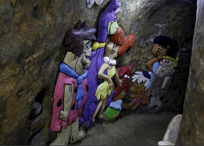 [视频]老人山上挖洞12年 打造一座地下宫殿