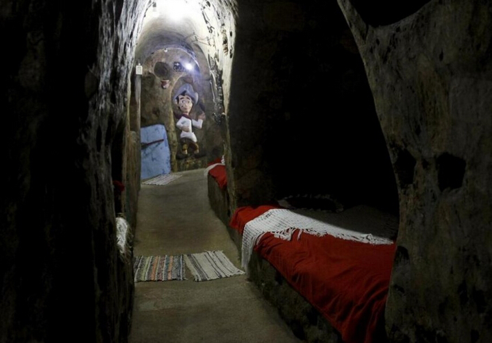 [视频]老人山上挖洞12年 打造一座地下宫殿