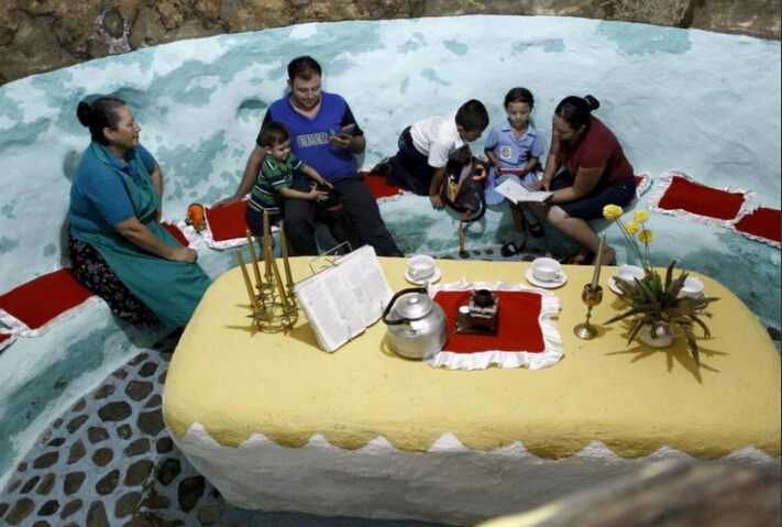 [视频]老人山上挖洞12年 打造一座地下宫殿