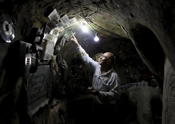 [视频]老人山上挖洞12年 打造一座地下宫殿