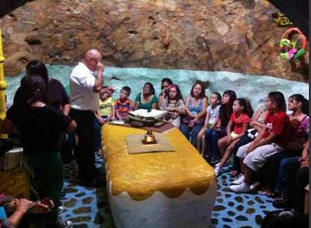 [视频]老人山上挖洞12年 打造一座地下宫殿