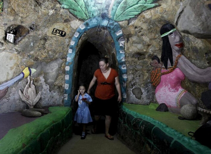 [视频]老人山上挖洞12年 打造一座地下宫殿