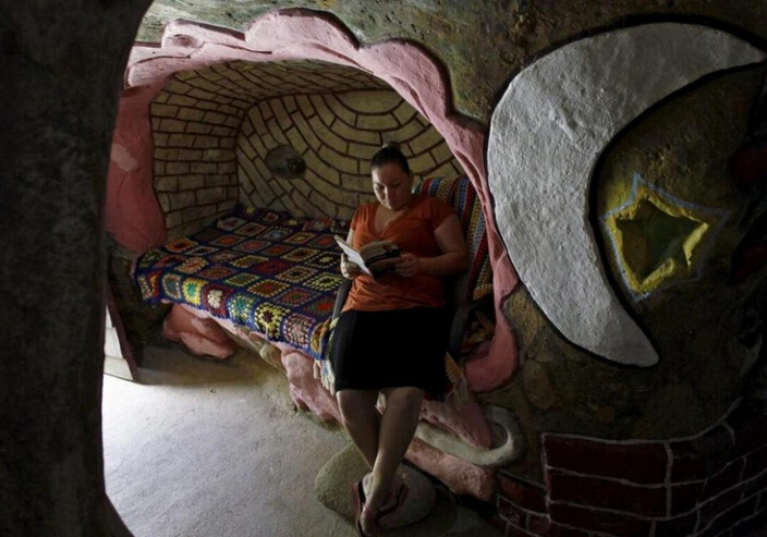 [视频]老人山上挖洞12年 打造一座地下宫殿