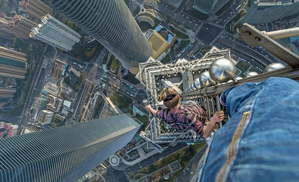 [视频]腿软！洋小伙爬上420米金茂大厦顶端