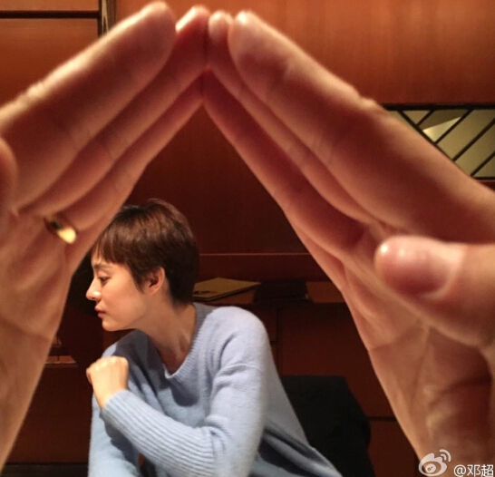 [视频]邓超又来花式秀恩爱了 把孙俪捧在手心