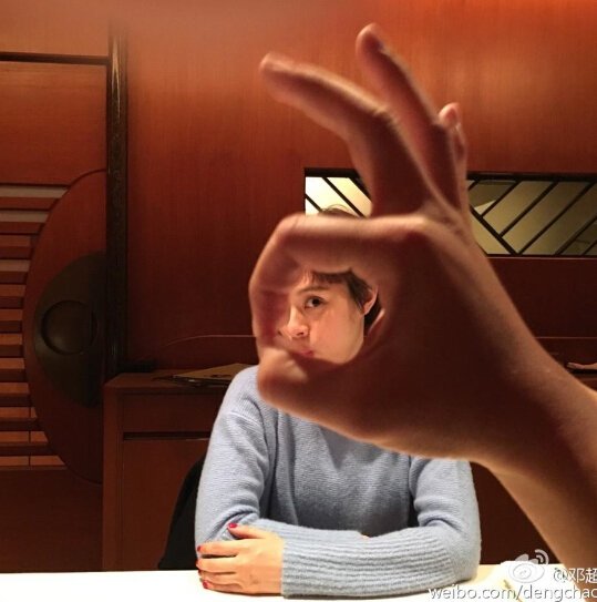 [视频]邓超又来花式秀恩爱了 把孙俪捧在手心