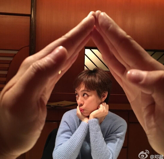 [视频]邓超又来花式秀恩爱了 把孙俪捧在手心