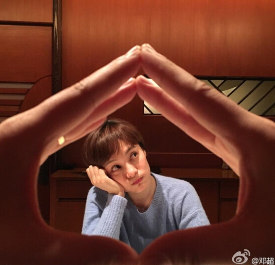 [视频]邓超又来花式秀恩爱了 把孙俪捧在手心