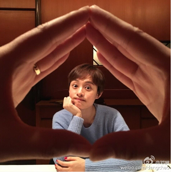 [视频]邓超又来花式秀恩爱了 把孙俪捧在手心