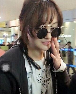 [视频]郑爽戴复古墨镜超呆萌 现身机场心情大好