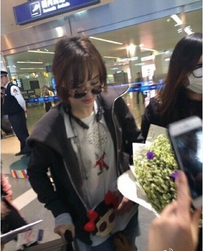 [视频]郑爽戴复古墨镜超呆萌 现身机场心情大好