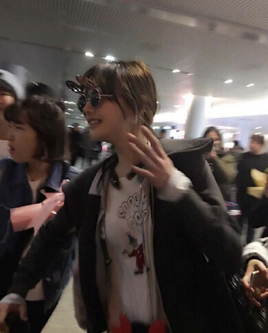 [视频]郑爽戴复古墨镜超呆萌 现身机场心情大好