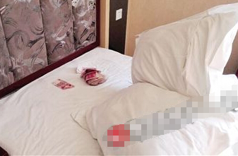 [视频]酒店枕头下现近万现金 房客怒投诉：没换枕套