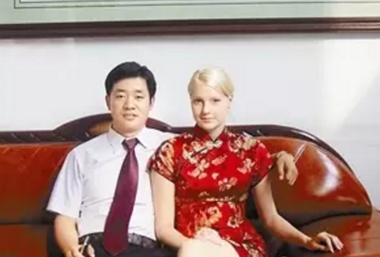 [视频]撒贝宁妻子李白被曝二婚 撒方暂不回应