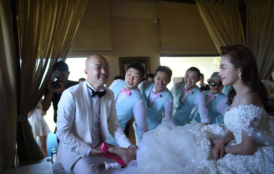 [视频]包贝尔巴厘岛办婚礼 舌吻新娘抱得美人归