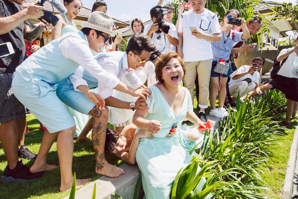 河南最大别墅村里的婚礼伴娘瞬间被喷成了冰雪公主-搜狐大视野-搜狐新闻
