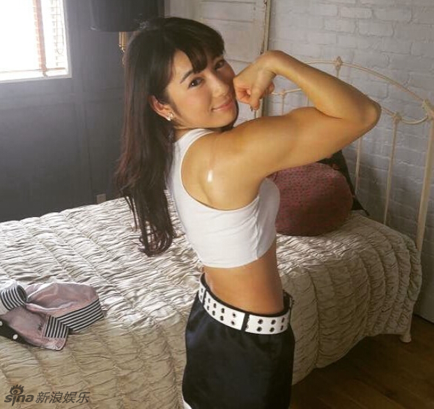 [视频]反差萌！日本少女性感比基尼秀健硕肌肉