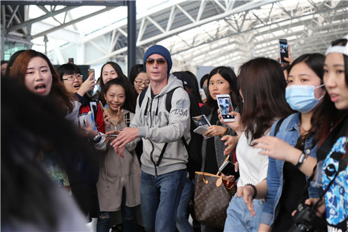 [视频]霍建华自行维护粉丝秩序 “后宫团”阵仗惊人