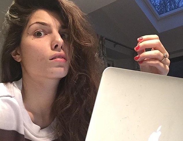 [视频]24岁网红模特发素颜照 被公司嫌丑遭解约